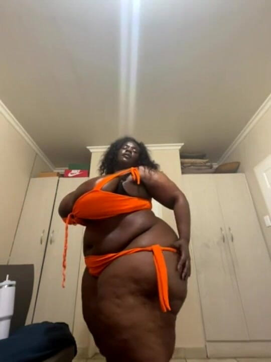 Legendary Booty Overdose: MILF montel eboni Striptis &amp; Pussyplay