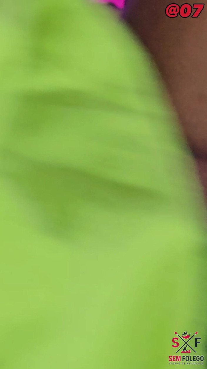 Cadu Sem Folego: Brasiliana bella: squirting per la prima volta con massaggio