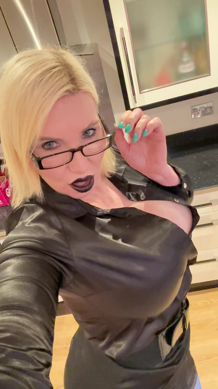 Sophie James: Černá rtěnka Paní uctívání Obrovské kozy a kundička