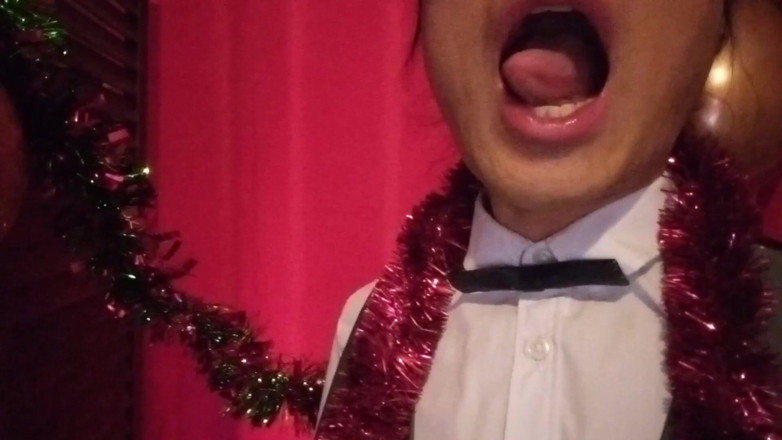 Jon Arteen: Buon anno! il simpatico twink francese-asiatico Jon Arteen si masturba,...