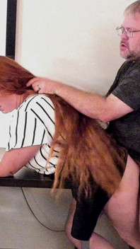 Der lehrer lässt ihre langen roten haare für grobe haare runterziehen, fick über den schreibtisch gewichst