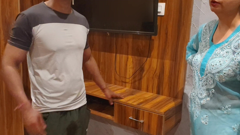 Hornycouple149: Mühendis televizyonu tamir etmeye geldi.