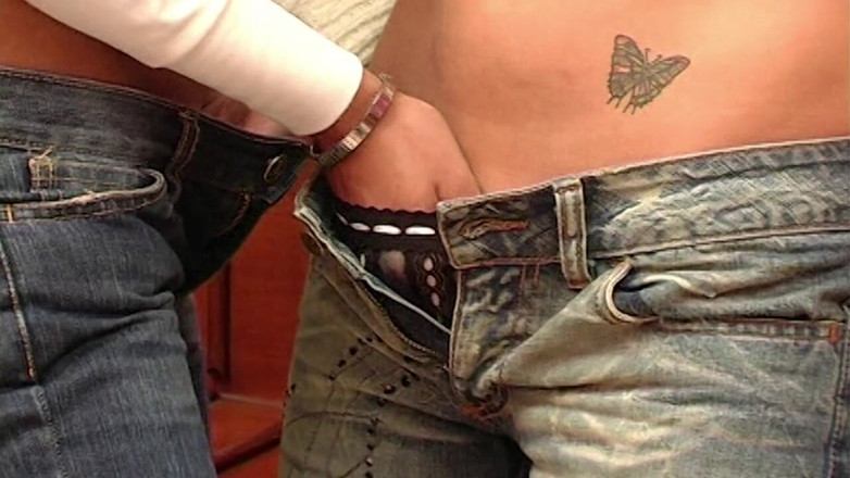 SapphoFilms - By Nikoletta Garian - Real Lesbian: 見事なレズビアンは、セクシーなランジェリーでハサミを崇拝