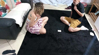 Gabi SweetCouplesStories: Mama vitregă este de acord să joace cărți și ajunge să...