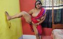 Sexy Indian babe: Indische geile moeder gaat naakt en spuit zichzelf