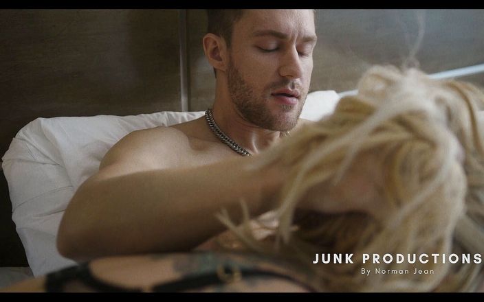 Junk Productions: Quente milf com tatuagens chupa enorme pau branco