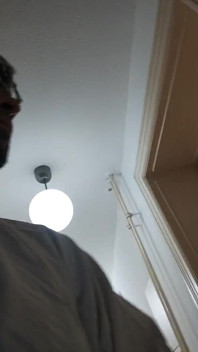 En la marca, dj-bro cachondo vestido como un afgano pervertido