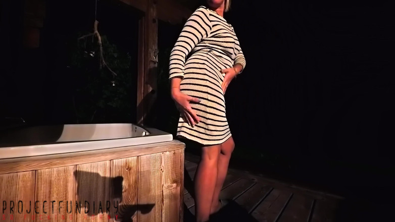 Projectsexdiary: Kurvig Tjej I Randig Klänning På Natten Riskabelt Utomhus - Projectfundiary