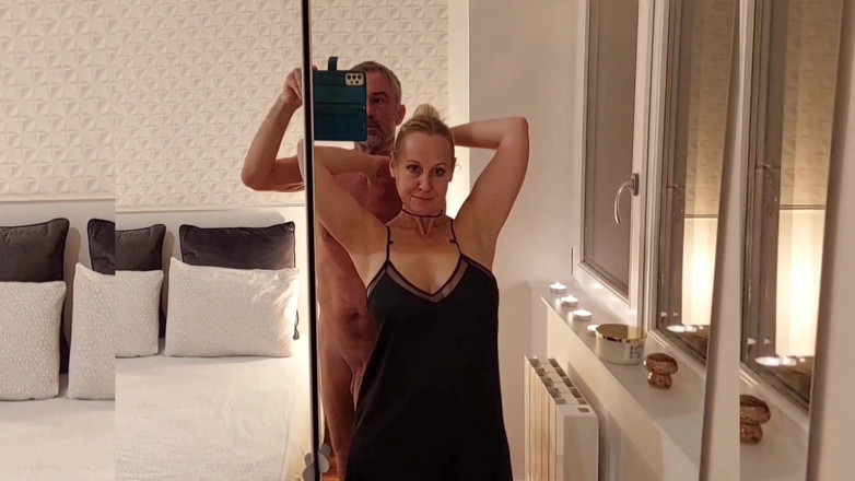 Selena701: Istri Pirang Dewasa Menikmati Seks Setengah Telanjang