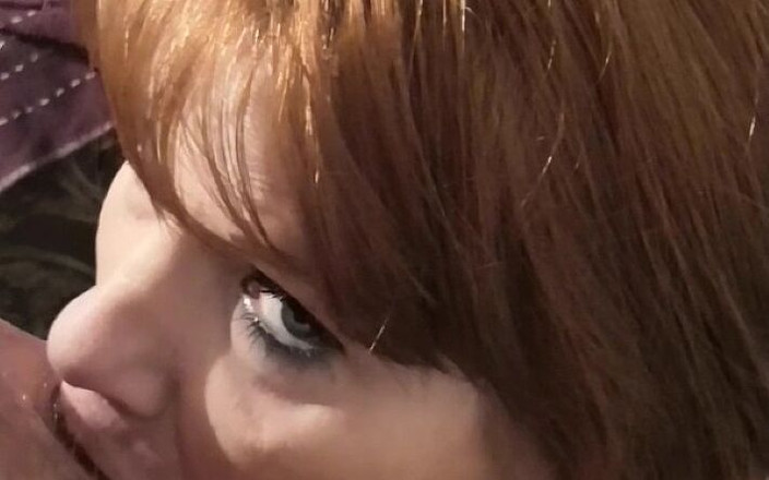 Milf-T: Amateur roodharige komt klaar als ze een lading in het...