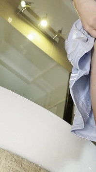 超级性感的苗条金发女大学生在她的短裙下露出她多肉的湿润阴户