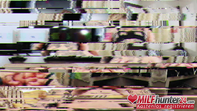 MILF Hunter 24: 밀프 사냥꾼 Mia Blow 열심히 그리고 그녀의 욕심 입에 견과류!