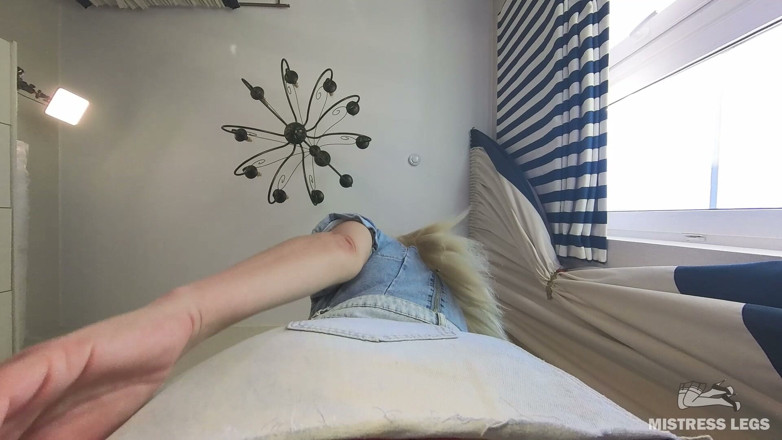 Mistress Legs: देखने का बिंदु चेहरे पर बैठी मेरी बड़ी गुलाबी पैंटी वाली गांड आपके चेहरे पर कूद रही है