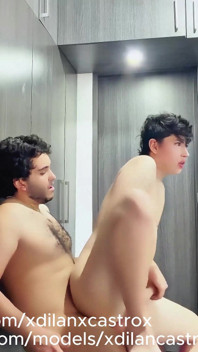 Frumoasă, dependentă pasivă de penis, este futută fără sală de un bărbat heterosexual