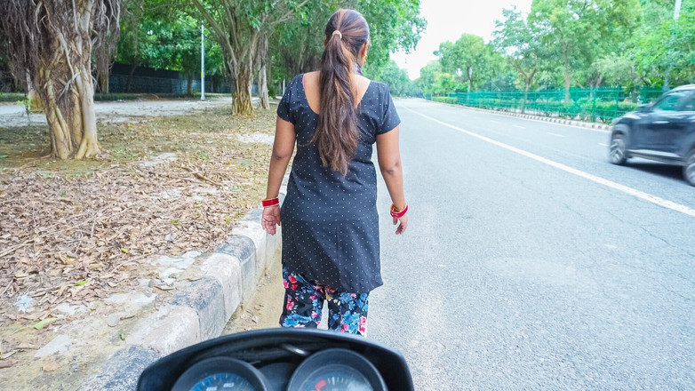 pinki_cute:  Bhabhi behandelt voor neukpartij met klant onderweg, ze geneukt...