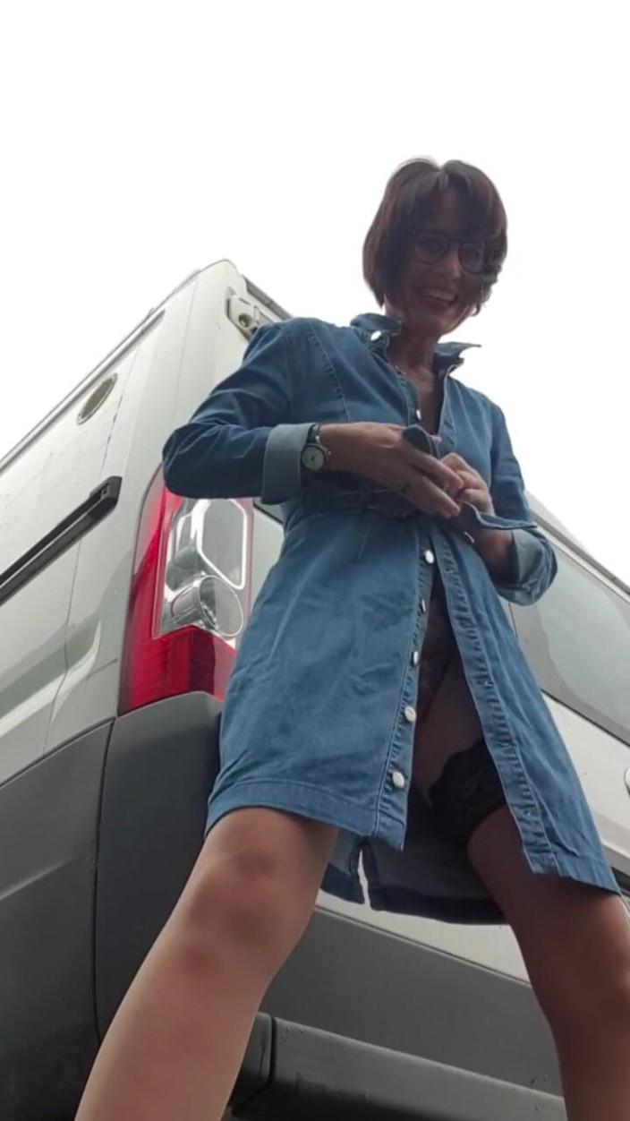 JulieEroticDress: 駐車場で潮吹き