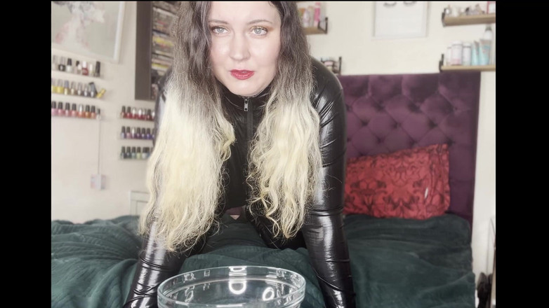 MissFFW: Miss Ffw neemt een enorme pis in de catsuit van...