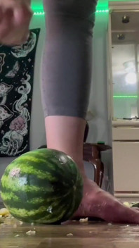 Taille 16, écrasement de fruits aux pieds nus, destruction de la géante