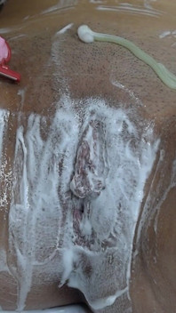 ¡Mírame afeitarme mi apretado coño en primer plano!