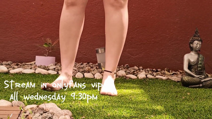 Candy Camille: Üvey kız kardeşim boşalmayı durduramıyor, ayaklarına çimle gıdıklayarak orgazm oluyor