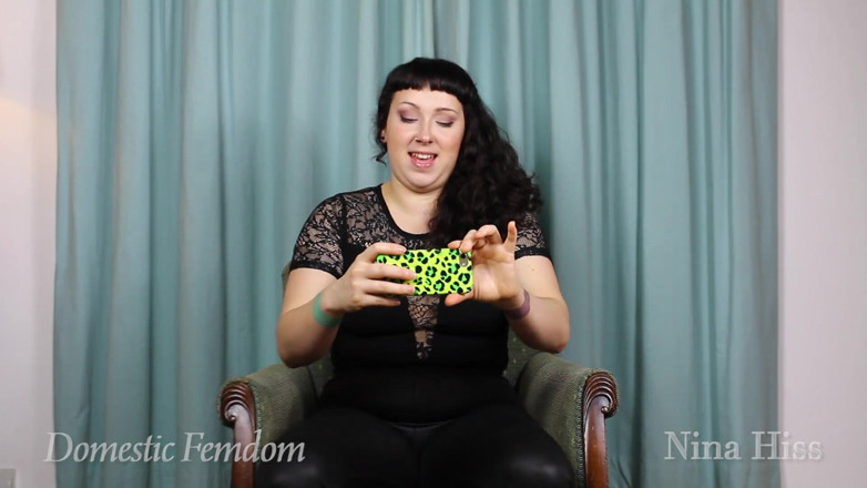 Domestic femdom: Atrapado masturbándose en el trabajo