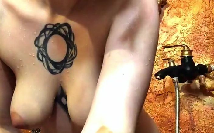 SynergyVibe: Fată sexy își spală corpul sexy, își mângâie pizda și își scutură țâțele mari!