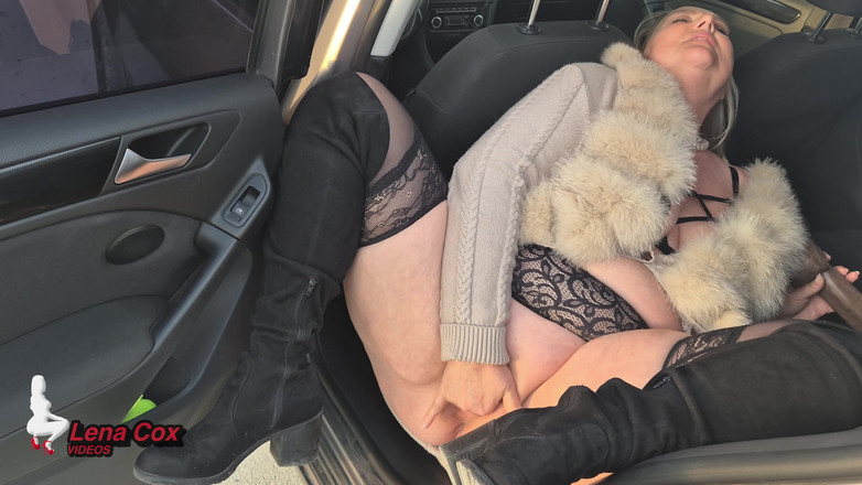 Lena Cox: 길에서 음란한 발정난 마누라