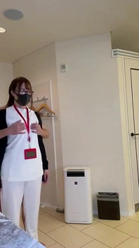 Beroemde gyaru-verpleegster in het ziekenhuis, diep in keel plezier leidt tot een herhaald hoogtepunt en een creampie-afwerking