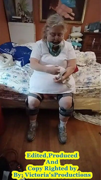 L'infermiera vicki si mette l'apparecchio 4 U