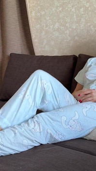 Pète En Pyjama Sur Un Oreiller Assis Sur Le Canapé