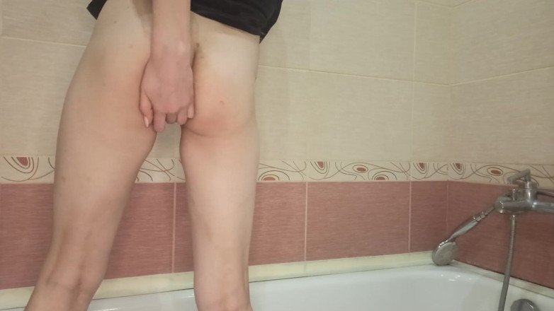 LeilaBeat: Une voisine se masturbe dans la salle de bain