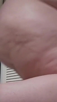Bbw si scopa il culo con un plug anale