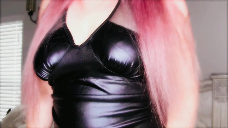 Nikki Nevada: Nikki într-o rochie mini neagră sexy cu choker care se masturbează