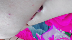 Kitty_Cross: Nádherná Shemale Pózuje s kyonticí růžových růže