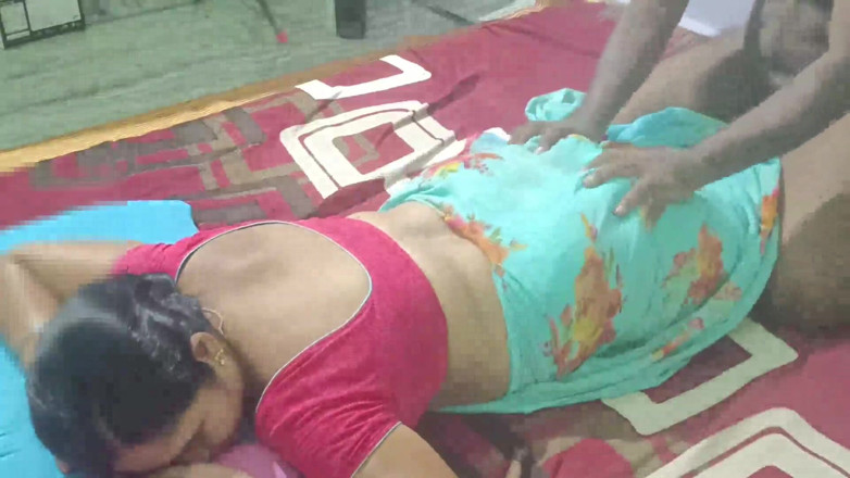 Sexy sindu: Sindu, bhabhi indienne, se fait lécher la chatte en train...