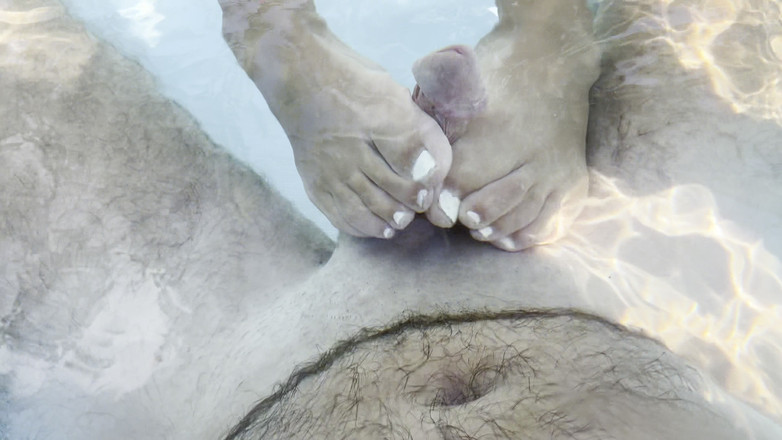 fantasycouplexxx: Horny Girl - footjob &amp; sepong kontol berujung dicrot di mulut