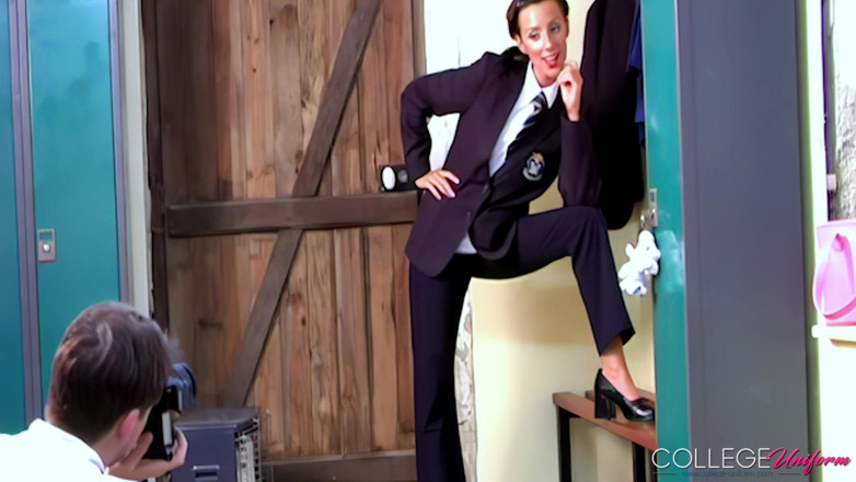 College Uniform: Photoshoot Bts med Victoria James