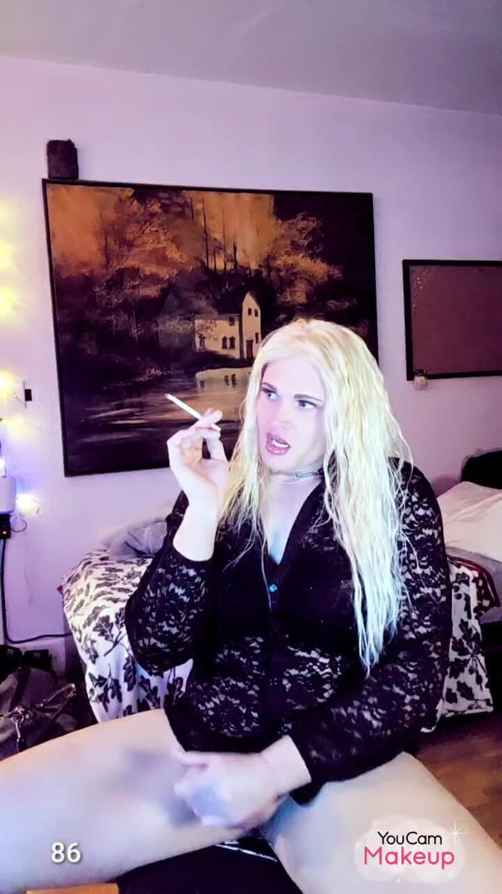 Darkfetish2k: Kylie Rey Se Fait Caresser Et Fumer