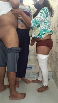 Sex în trei la baie