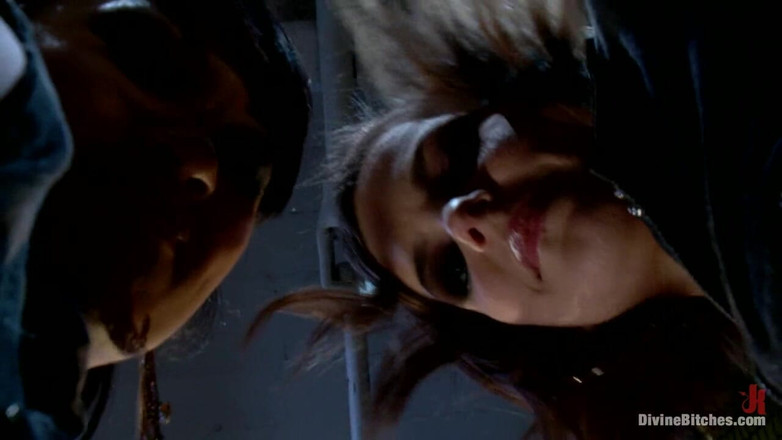 Divine Bitches by Kink: Un homme à trois couilles, c’est une pour chaque dominatrice !