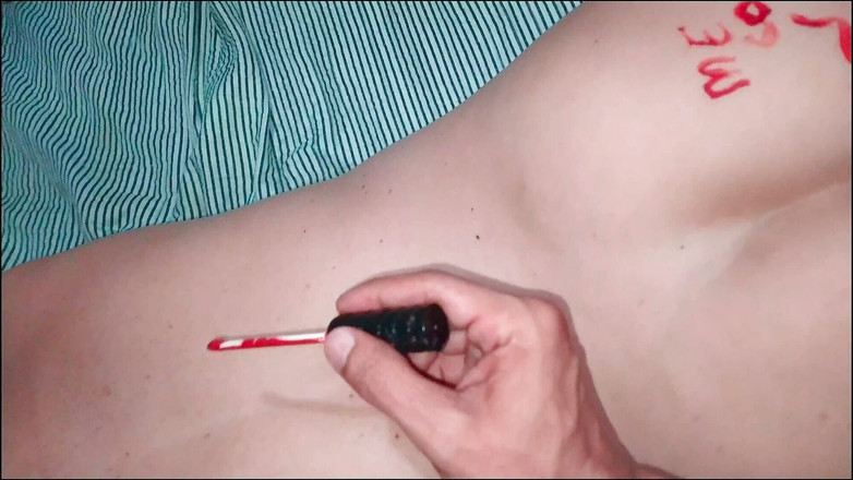 Lily & Theo: Ella frota su coño y su culo en la cara...