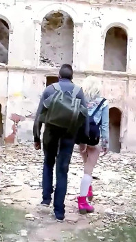 Блондинку худу тінку Чессі відтрахав зведений брат на відпочинку в втраченому місці
