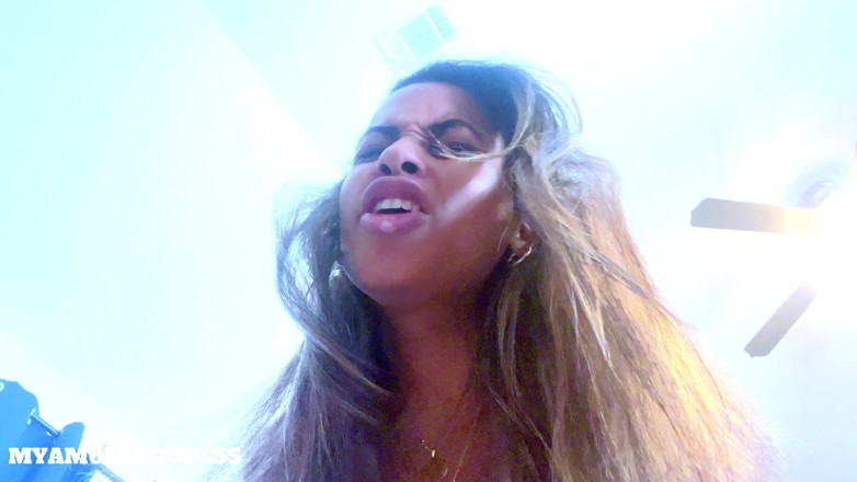 Mya Mula Goddess: Hakken spuug
