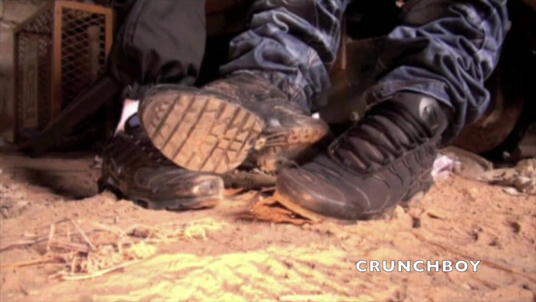 Sneaker gay: Senaker submssion buitenshuis door zijn beste vriend