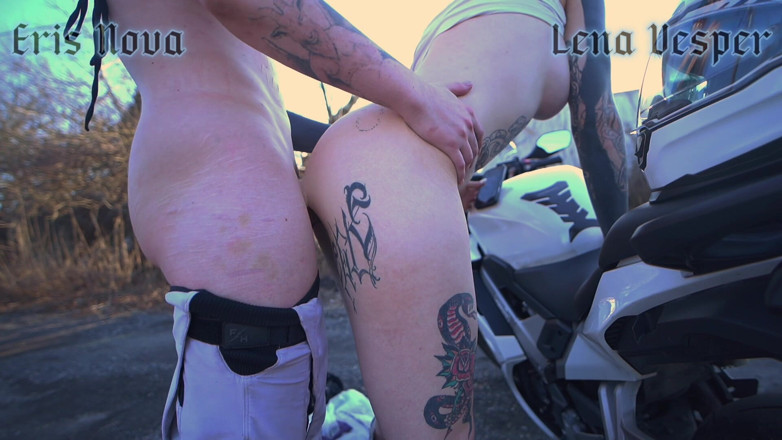 Snake_0rgy: Девушки-трансы-байкерши разрушают дырки друг друга