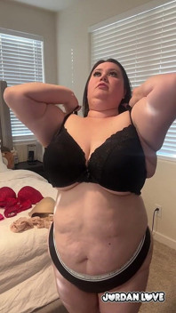 Une BBW essaye son soutien-gorge et sa culotte