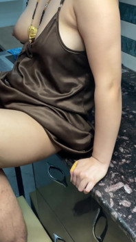 Il ragazzo delle consegne ha la possibilità di scopare la cognata sexy!!