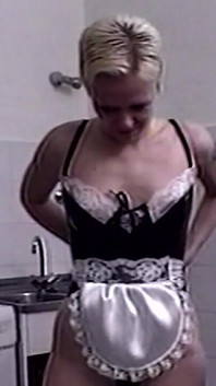 La bionda fa un deepthroat al palpitante cazzo mentre squirta ovunque