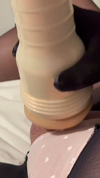 Fleshlight-fick in höschen und schwarzer strumpfhose