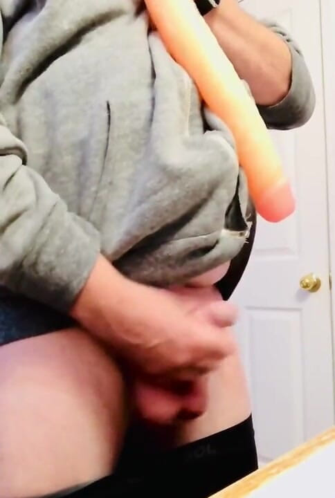 Kinky horny gay bois: 그의 작은 땅콩을 큰 뚱뚱한 보짓물 딜도와 비교